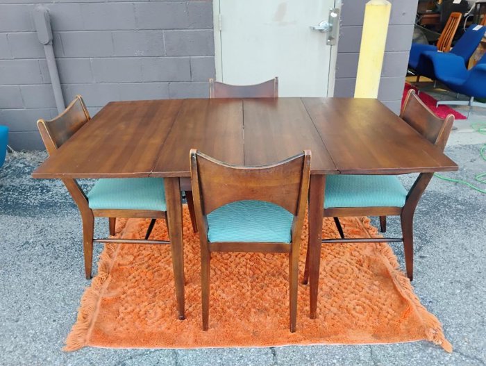 Broyhill Saga Drop Leaf Dining Set